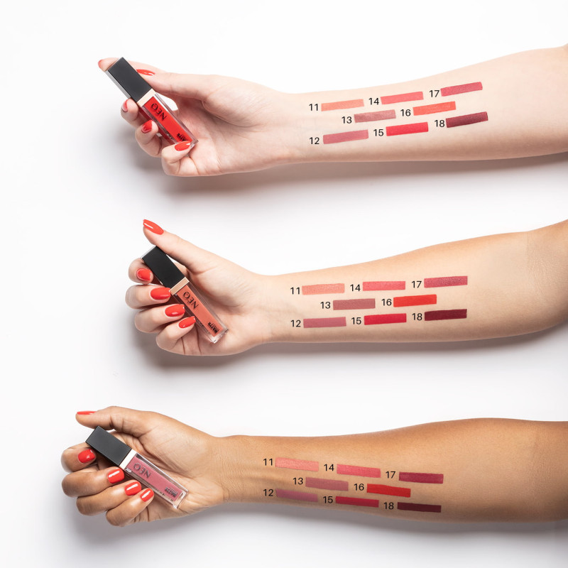 14 Pomadka matowa w płynie Matte Effect Lipstick Lotus