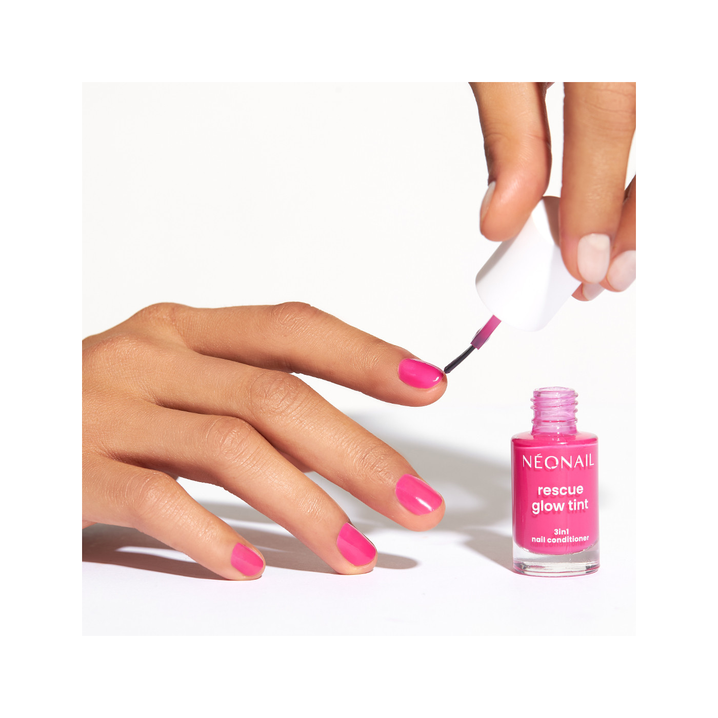 Regenerująca odżywka do paznokci Rescue Glow Tint 3in1 Nail Conditioner Magenta Pink Regenerująca odżywka do paznokci Rescue Glow Tint 3in1 Nail Conditioner Magenta Pink