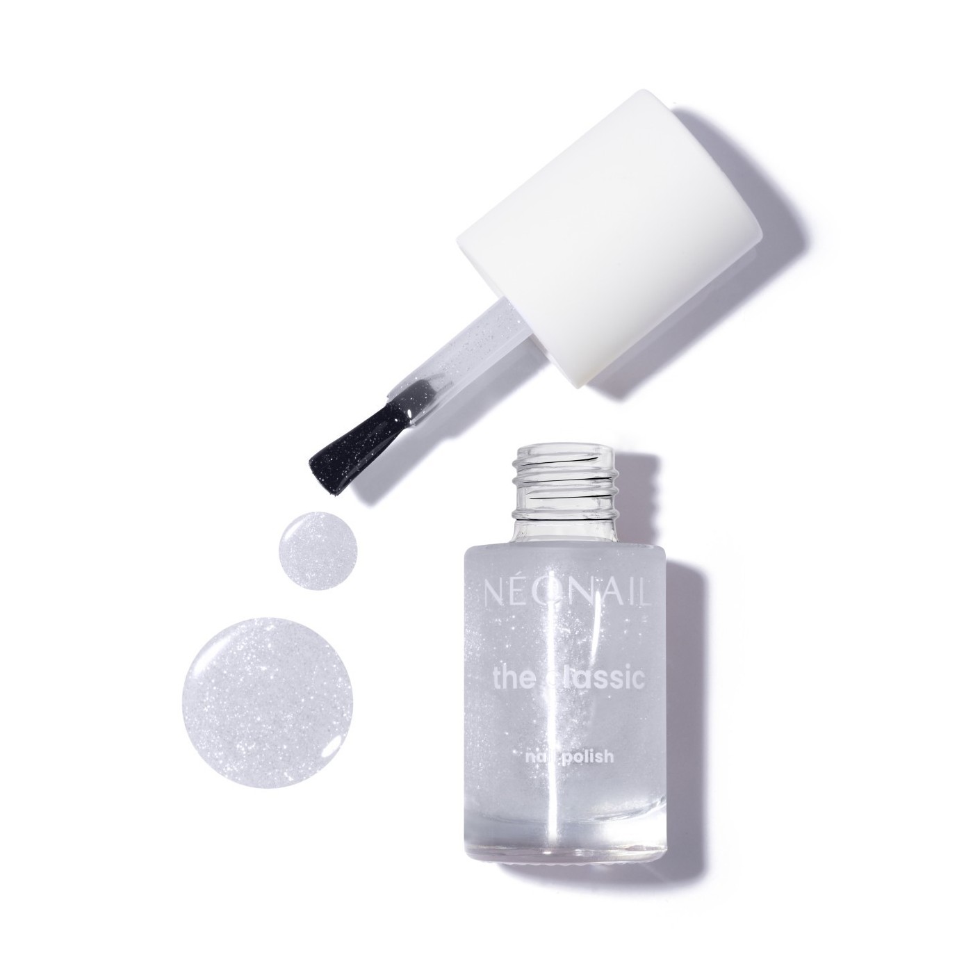 Lakier klasyczny z rozświetlającymi, srebrnymi drobinami: Luminous Glow Silver &ndash; manicure lśniący jak nigdy wcześniej