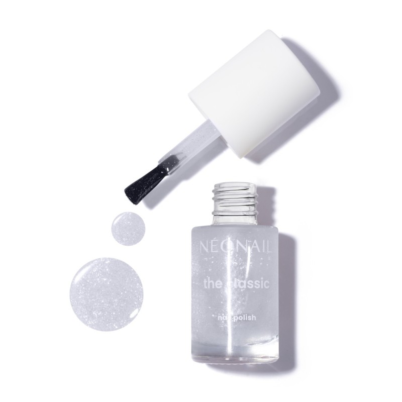 Lakier klasyczny z rozświetlającymi, srebrnymi drobinami: Luminous Glow Silver &ndash; manicure lśniący jak nigdy wcześniej