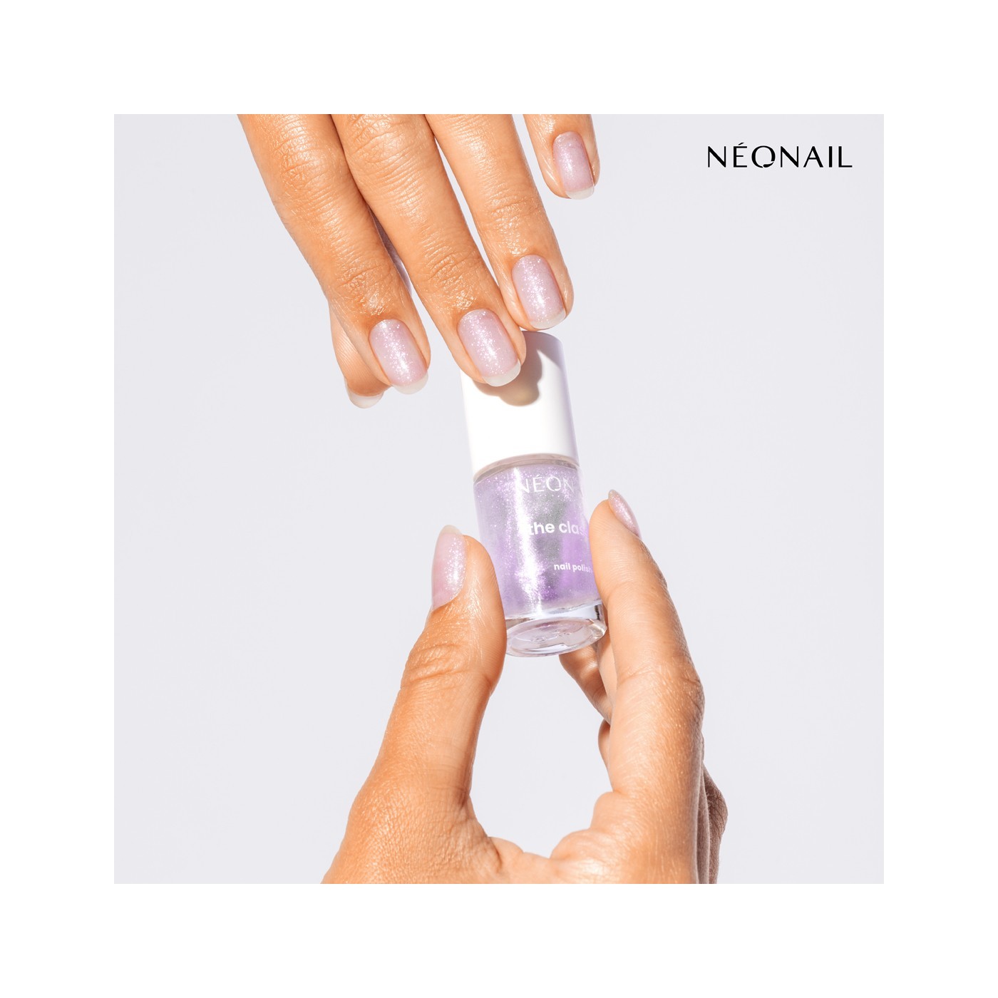 Lakier klasyczny z rozświetlającymi, fioletowymi drobinami: Luminous Glow Purple &ndash; zabłyśnij dzięki manicure