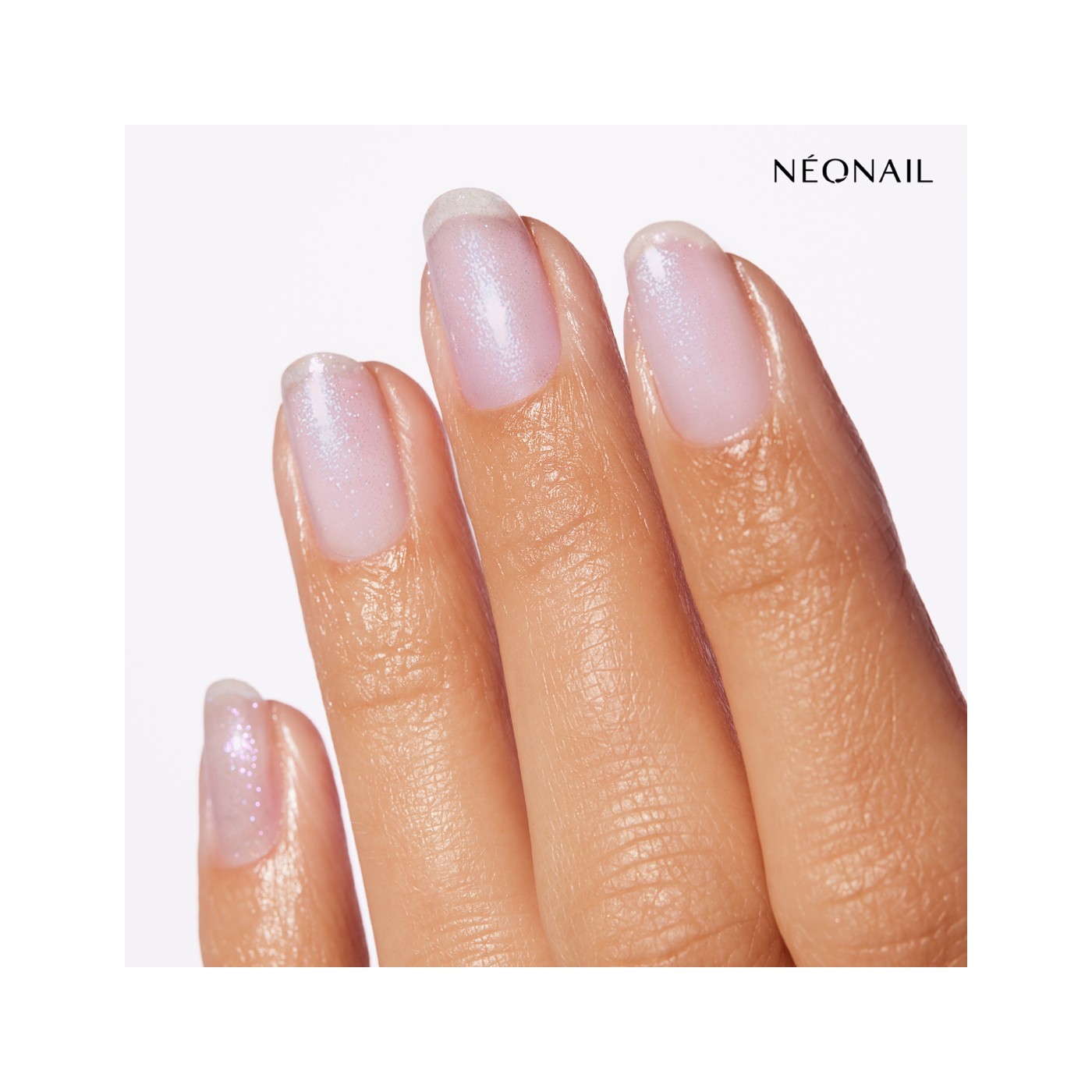 Lakier klasyczny z rozświetlającymi, fioletowymi drobinami: Luminous Glow Purple &ndash; zabłyśnij dzięki manicure