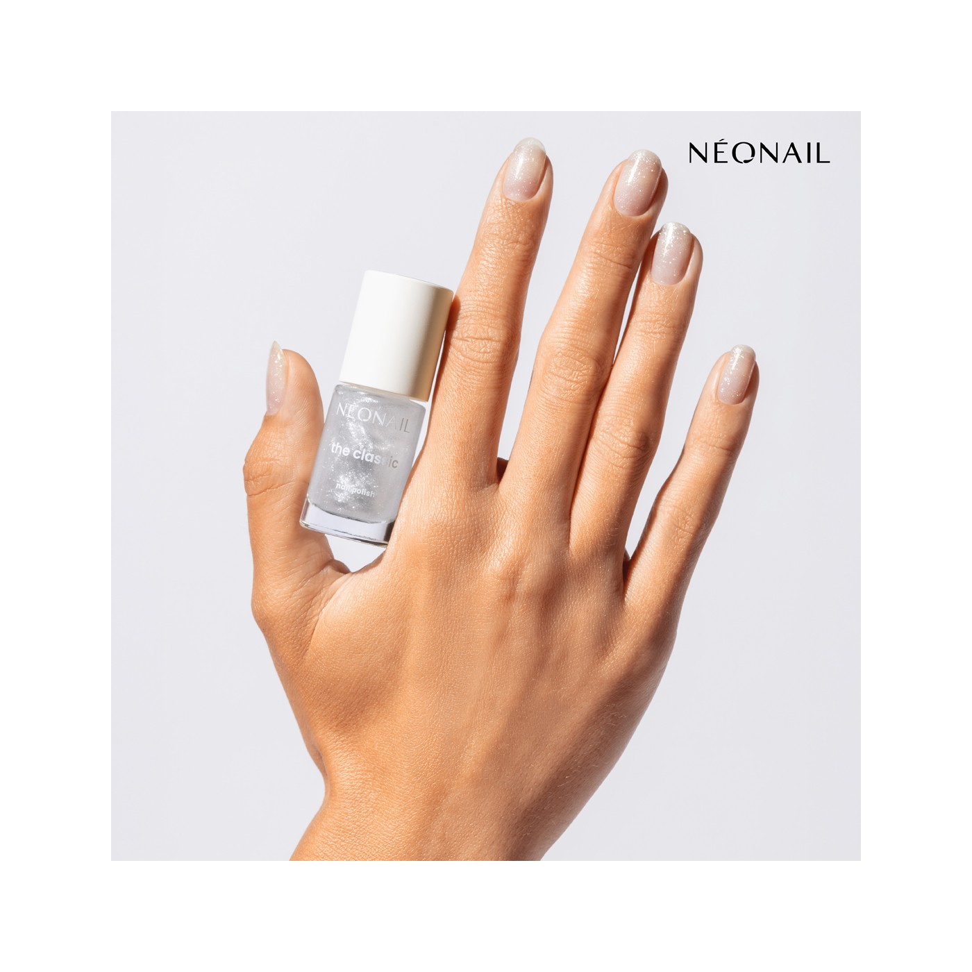Lakier klasyczny z rozświetlającymi, srebrnymi drobinami: Luminous Glow Silver &ndash; manicure lśniący jak nigdy wcześniej