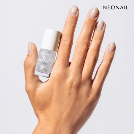 Lakier klasyczny z rozświetlającymi, srebrnymi drobinami: Luminous Glow Silver &ndash; manicure lśniący jak nigdy wcześniej