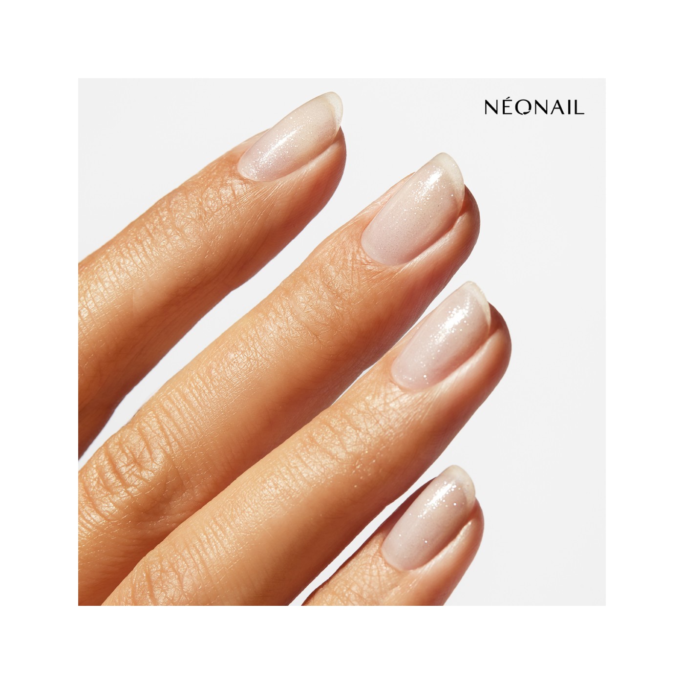 Lakier klasyczny z rozświetlającymi, srebrnymi drobinami: Luminous Glow Silver &ndash; manicure lśniący jak nigdy wcześniej