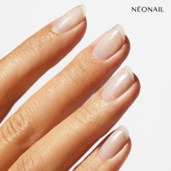 Lakier klasyczny z rozświetlającymi, srebrnymi drobinami: Luminous Glow Silver &ndash; manicure lśniący jak nigdy wcześniej