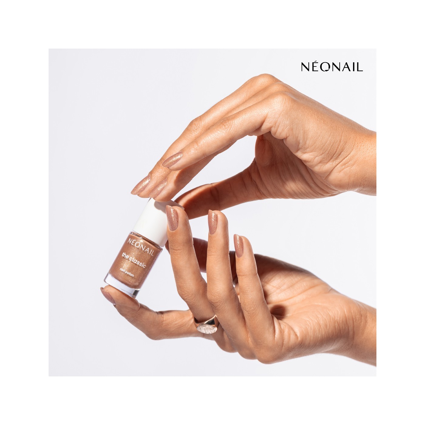 Brązowy lakier klasyczny z lśniącymi, złotymi drobinami: Sunkissed Glow Bronze &ndash; paznokcie jak muśnięte słońcem