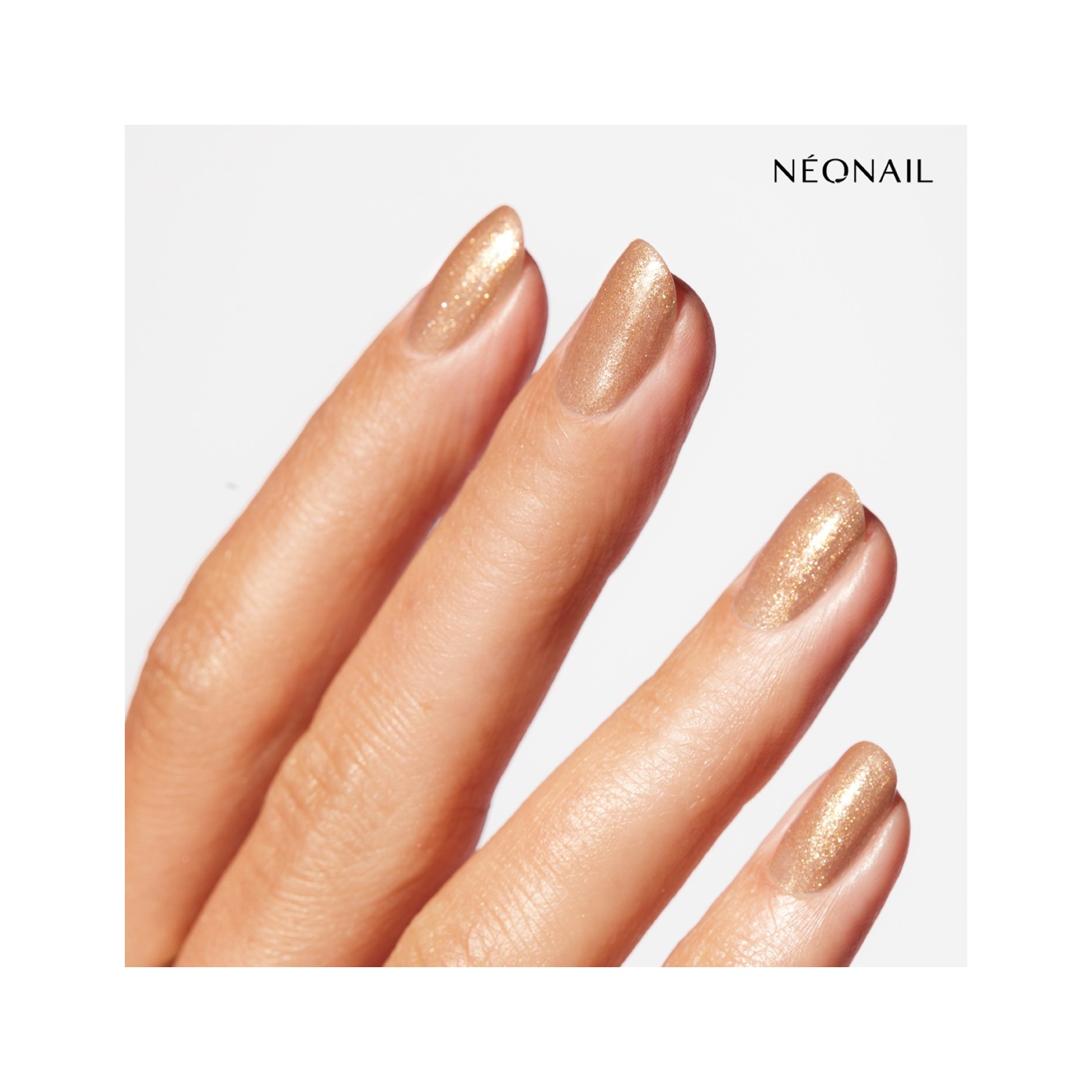 Brązowy lakier klasyczny z lśniącymi, złotymi drobinami: Sunkissed Glow Bronze &ndash; paznokcie jak muśnięte słońcem