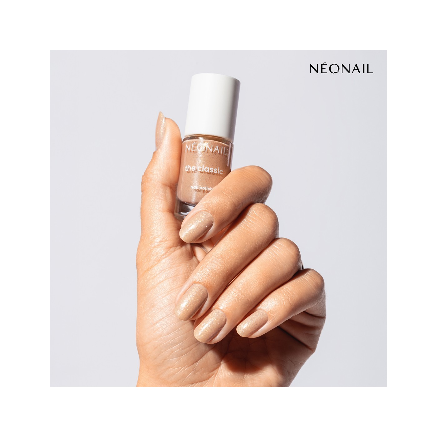 Beżowy lakier klasyczny ze złotymi drobinami: Sunkissed Glow Beige &ndash; rozświetlone paznokcie