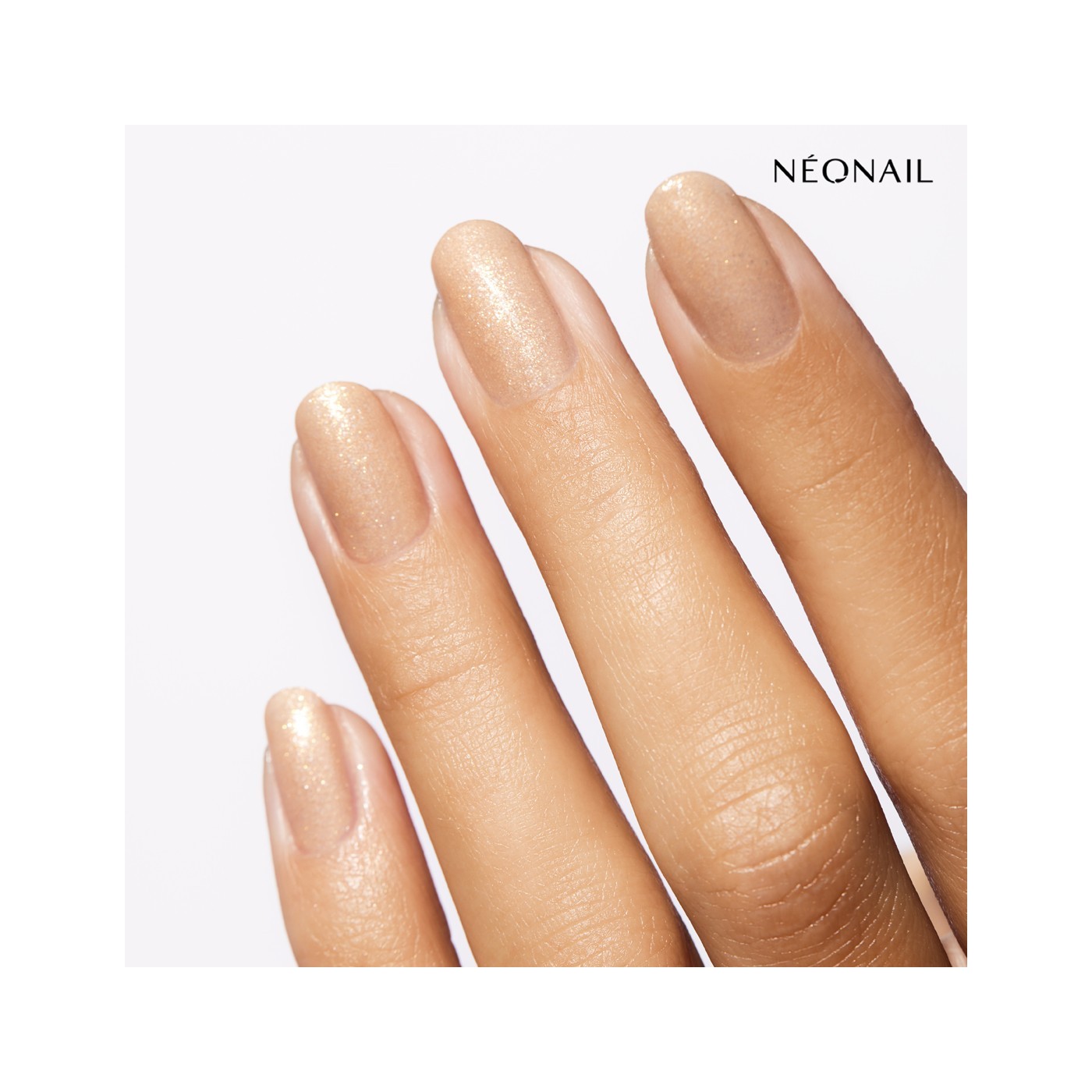 Beżowy lakier klasyczny ze złotymi drobinami: Sunkissed Glow Beige &ndash; rozświetlone paznokcie
