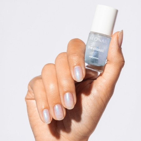 Lakier klasyczny z rozświetlającymi, niebieskimi drobinami: Luminous Glow Blue &ndash; lśniące paznokcie