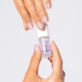 Lakier klasyczny z rozświetlającymi, fioletowymi drobinami: Luminous Glow Purple &ndash; zabłyśnij dzięki manicure