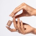 Brązowy lakier klasyczny z lśniącymi, złotymi drobinami: Sunkissed Glow Bronze &ndash; paznokcie jak muśnięte słońcem