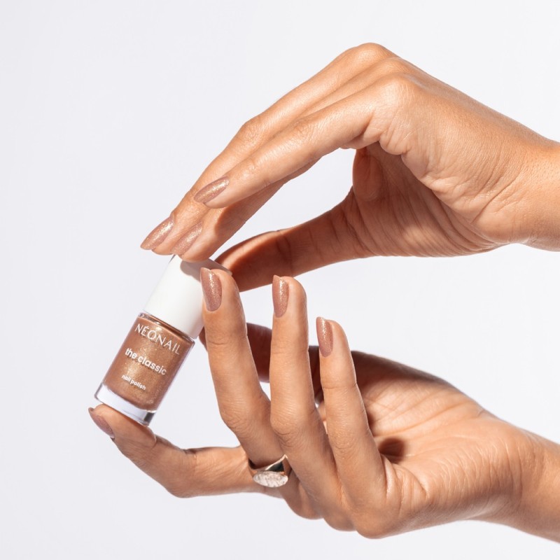 Brązowy lakier klasyczny z lśniącymi, złotymi drobinami: Sunkissed Glow Bronze – paznokcie jak muśnięte słońcem Brązowy lakier klasyczny z lśniącymi, złotymi drobinami: Sunkissed Glow Bronze – paznokcie jak muśnięte słońcem