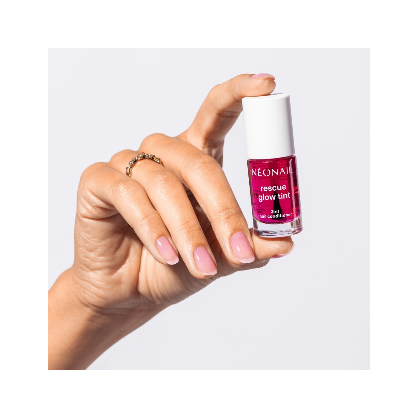 Regenerująca odżywka do paznokci Rescue Glow Tint Glazed Raspberry – pielęgnacyjna moc koloru Regenerująca odżywka do paznokci Rescue Glow Tint Glazed Raspberry – pielęgnacyjna moc koloru