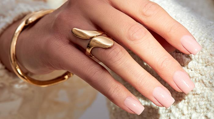 Jak uratować złamany paznokieć pod hybrydą?