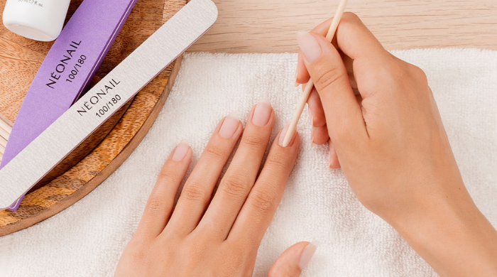 Sprawdzone sposoby na zalane skórki w manicure hybrydowym