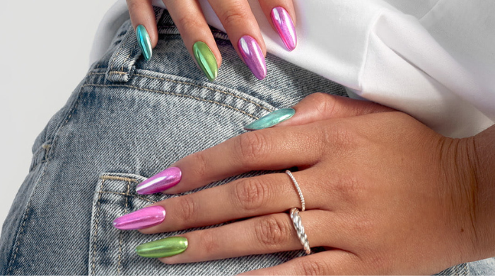 Najmodniejsze stylizacje manicure. Jak zrobić metaliczne paznokcie?