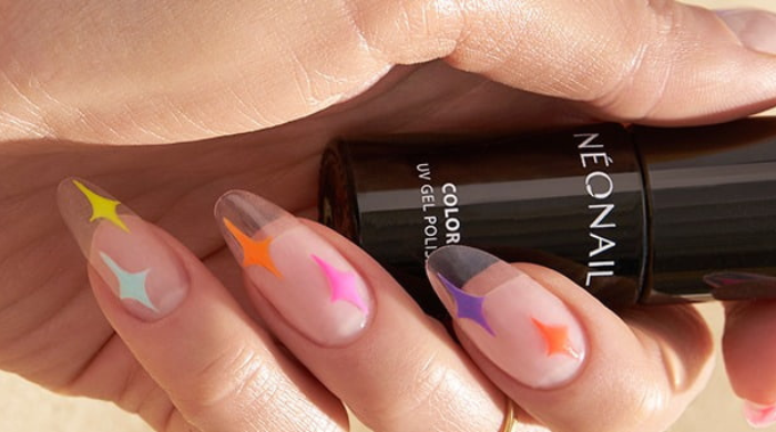 Manicure na lato z efektem szkła